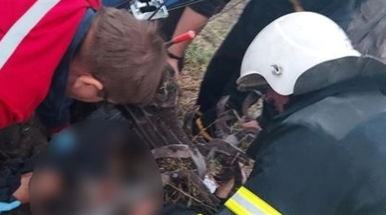 На Радехівщині рятувальники звільнили чоловіка, ногу якого затягнуло у мотоблок