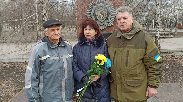 Квіти до обелісків і уклін за стійкість: у Первомайську привітали ветеранів МВС та Нацполіції
