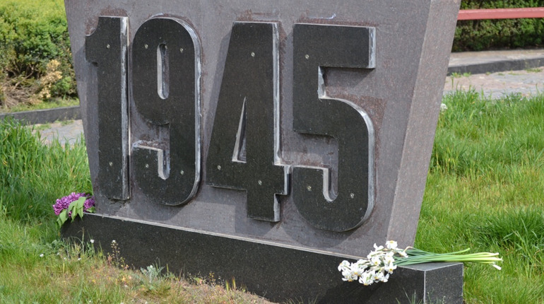 Без офіційних заходів, але з музикою та квітами. Якими були 8 та 9 травня в Южноукраїнську? Фото