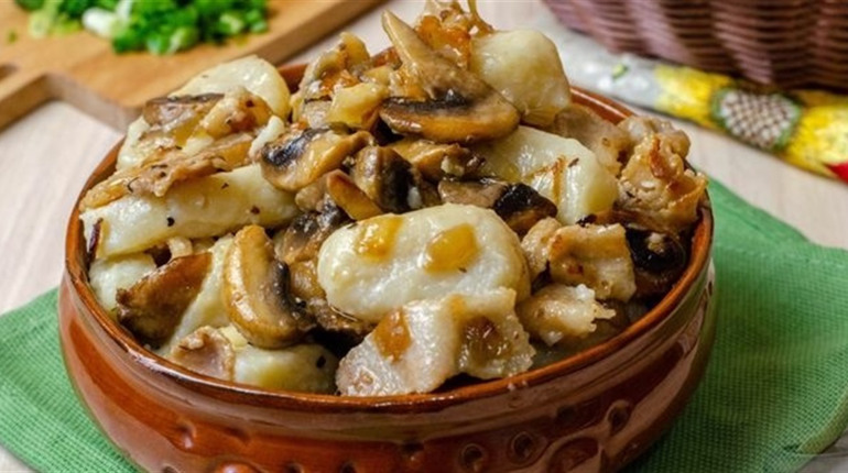 Рецепт дня: галушки з куркою та грибами в горщиках