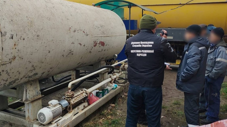 На Сумщині викрили підпільну газову заправку, де незаконно обслуговували місцевих жителів