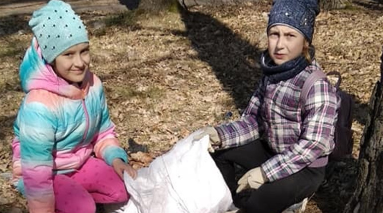 Чисто тепер і в Антонівці. Педагоги місцевої школи підхопили челлендж від Вараша і прибирали сміття