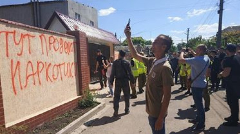 У Нерубайському активісти провели акцію "Stop наркотики" та рейд селом (відео)