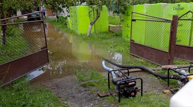 У Володимирці рятувальники відкачували воду з підтоплених господарств