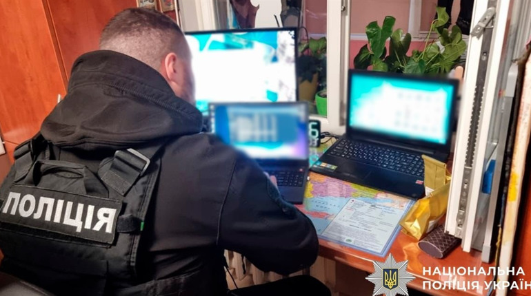 Двоє чоловіків створювали і продавали дитячу порнографію: їх затримали