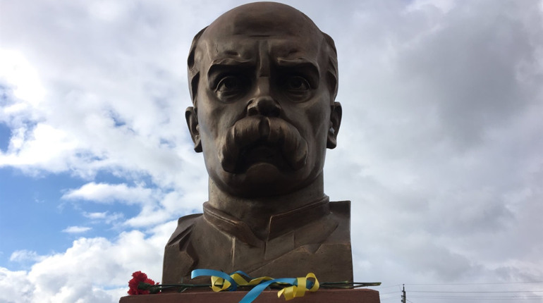 Шевченківські читання, виставки і квіти: як на Сватівщині вшановують Великого Кобзаря