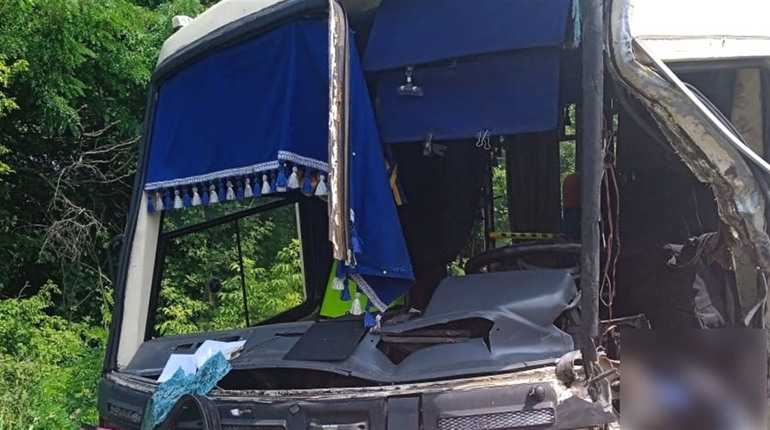 Водій автобуса загинув, а пасажирка травмувалась: на трасі «Полтава-Красноград» сталась аварія