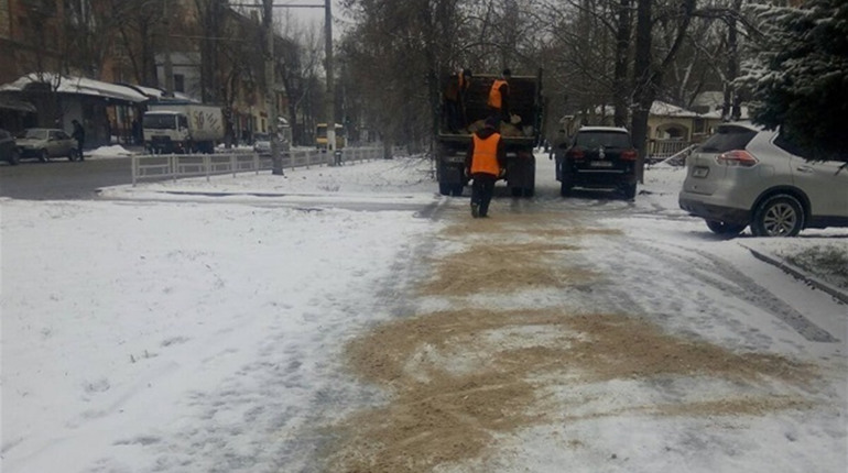 8 машин, 260 тонн суміші: херсонські комунальники всю ніч боролися з ожеледицею