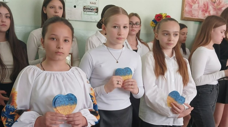 У Первомайському ліцеї «Престиж» відкрили меморіальну стіну на честь випускників, загиблих на війні