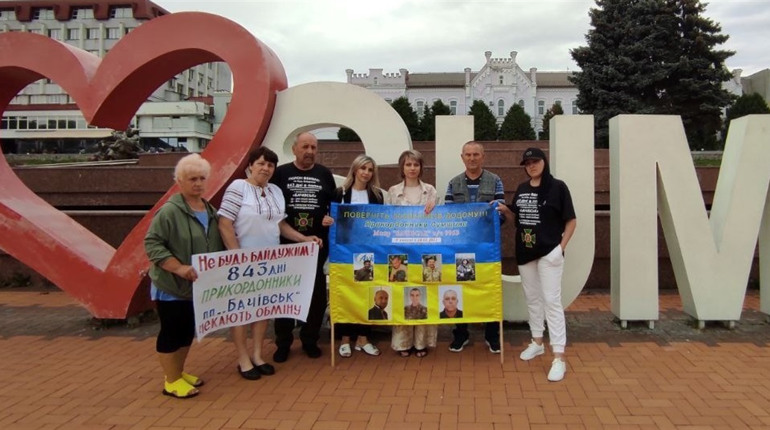 Рідні прикордонників «Бачівська» вийшли на акцію у Сумах, щоби нагадати про полонених захисників
