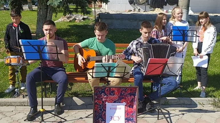 Вихованці Заводської школи мистецтв, що на Чортківщині, завдяки своїм талантам збирають кошти на ЗСУ