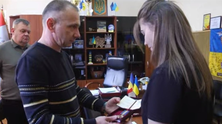 Родичам загиблих Героїв в Подільській міській раді вручили державні нагороди