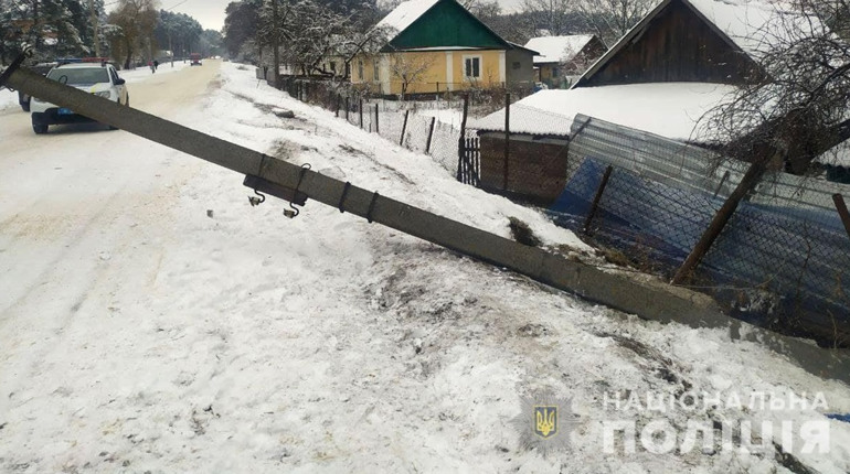 Кременчанин збив легковиком електроопору у Смизі: відео з камери спостереження