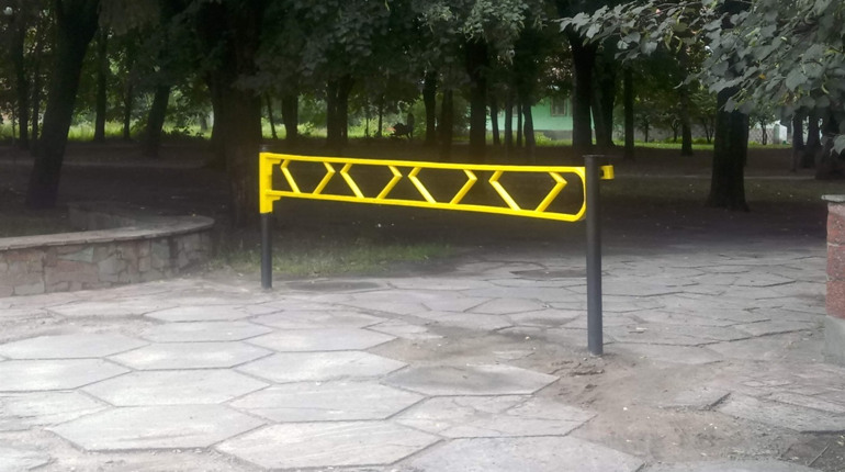 У парку Новограда встановили шлагбауми. Тепер буде безпечніше?
