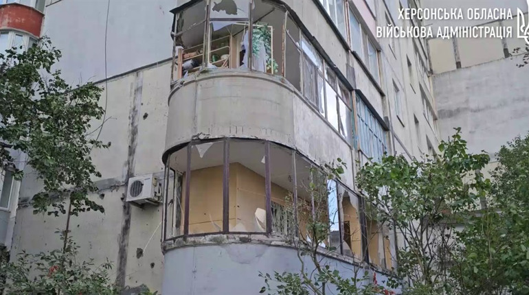 На Херсонщині окупанти поцілили у навчальний заклад, житлові квартали населених пунктів області