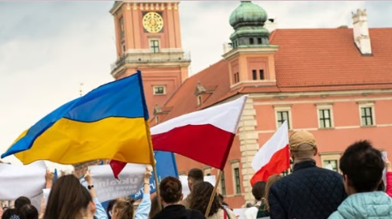 Президент Польщі згортає програму допомоги українським біженцям