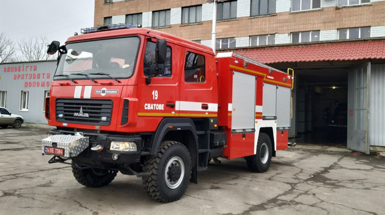 Рятувальники Сватівщини отримали нову сучасну пожежну машину: чим вона відрізняється від попередніх