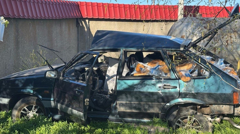На Херсонщині російські дрони знищили автомобіль, який розвозив гуманітарний хліб (фото)