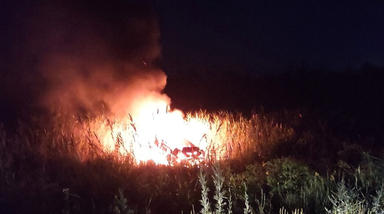 У Сватовому авто вилетіло на узбіччя і загорілося: подробиці