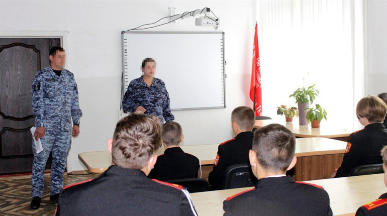 На лівобережжі Херсонщини вчителями у школи беруть російських окупантів