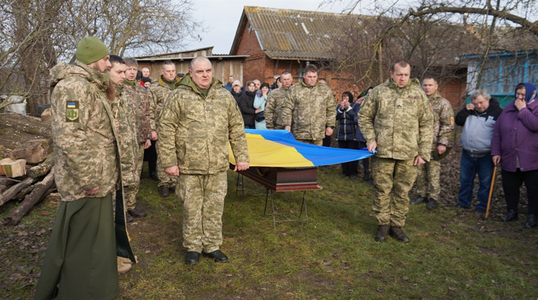 Без батька залишились двоє неповнолітніх дітей. Городоччани попрощалися із солдатом Максимом Ковалем