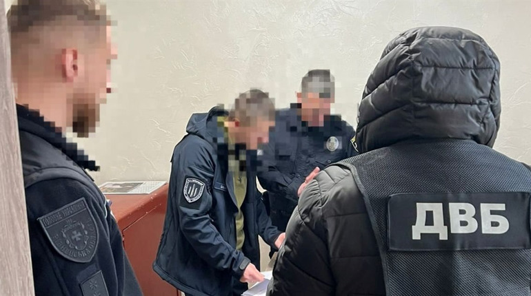 Працівник поліції на Сарненщині вимагав хабарі за перевезення деревини: він під домашнім арештом