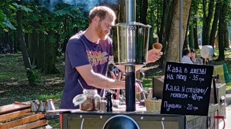 Мобільна кава від херсонця: Вимушений переселенець варить львів'янам незвичну каву