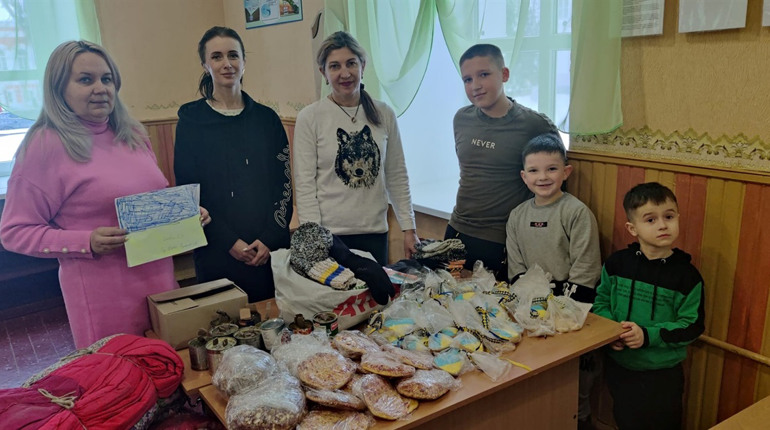 Глухівські школярі зібрали теплі речі та смаколики для захисників України