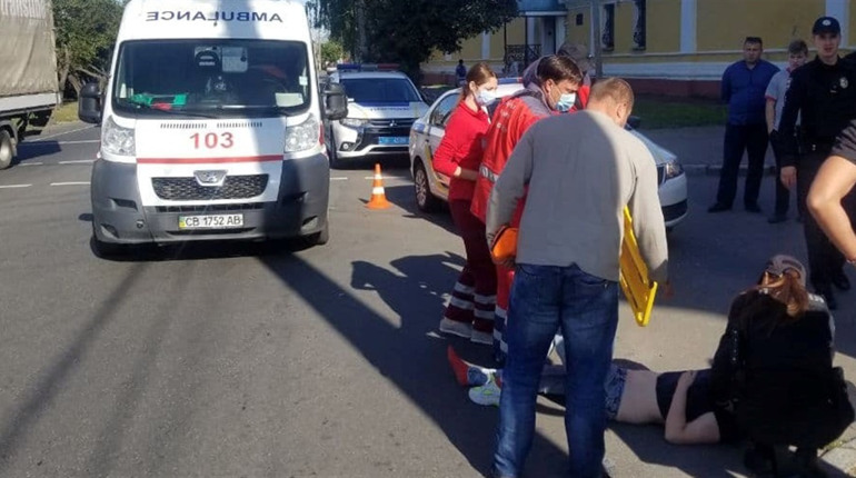 Дівчина, яка перетина дорогу на зелене світло, потрапила під колеса автівки. Її госпіталізували