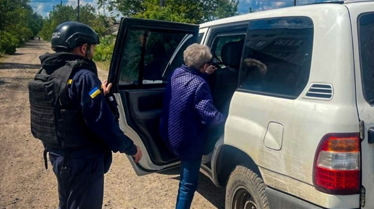 Рятувальники евакуювали двох цивільних із прифронтового Куп’янськ-Вузлового