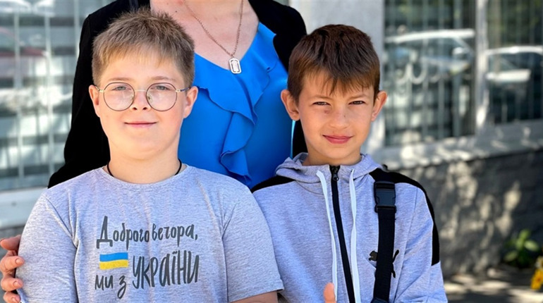 Шосткинські діти організували блок-пост, щоб збирати кошти на ЗСУ