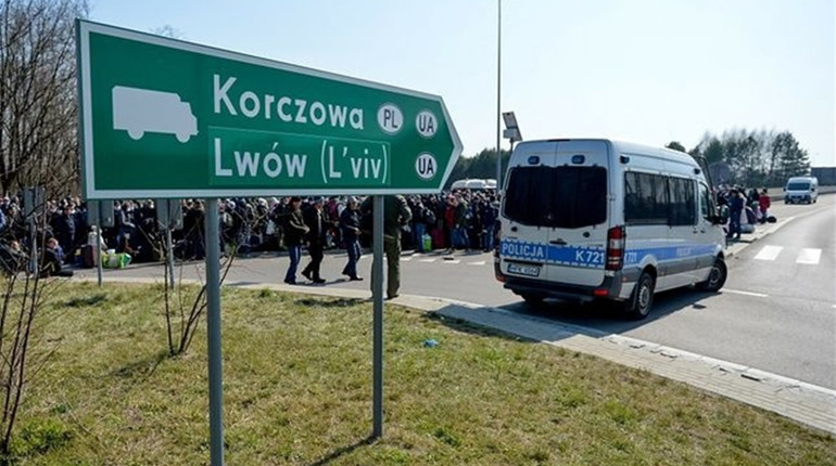 У Польщі українських заробітчан вакцинуватимуть від COVID-19 на кордоні: що варто знати сватівчанам
