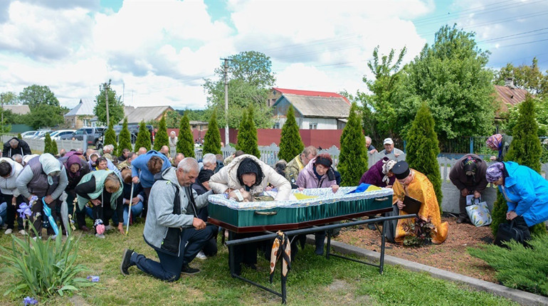 Поряд з ним було тихо, спокійно і затишно - у Переселенні поховали воїна Олександра Мірошника