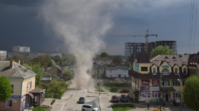 Смерч у Звягелі: рідкісне атмосферне явище помічене у центрі міста