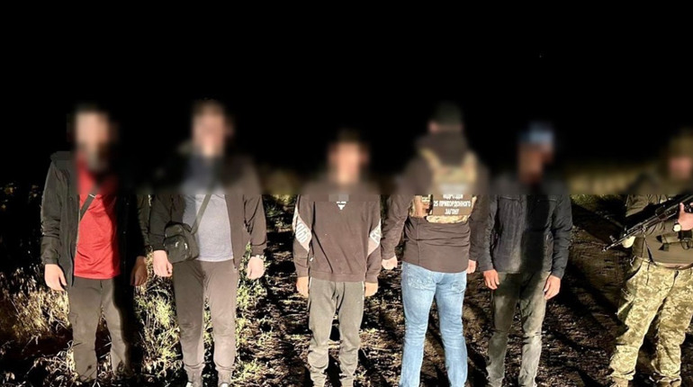 Зі стріляниною: В Одеській області прикордонники затримали трьох ухильників і провідника