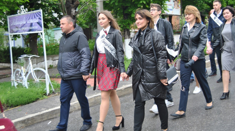 Як вперше. Батьки знову повели своїх дітей до школи