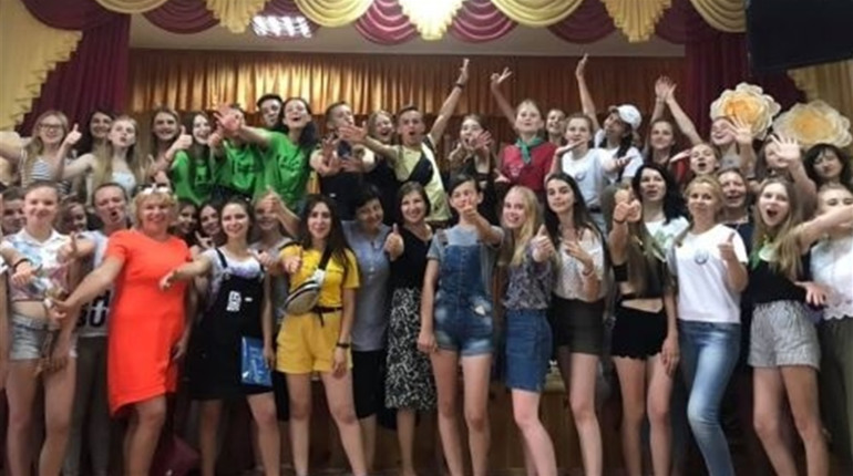 Старшокласниці з Володимирця взяли участь у літній школі для лідерів і обрали свого президента