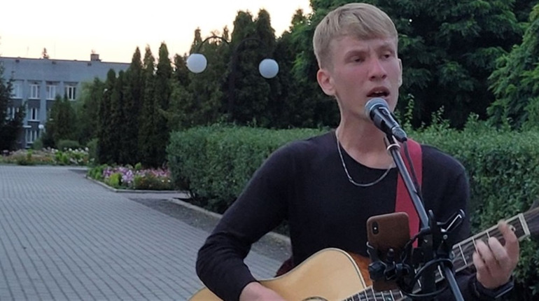 Вуличний музикант Богдан Мольчиць: співає під гітару, вирощує огірки і волонтерить