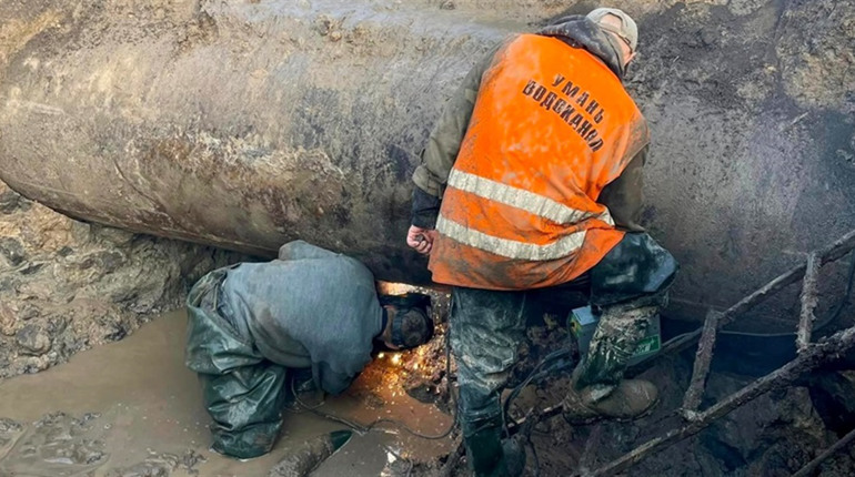 Вода в Умані є: робітники «Уманьводоканалу» ліквідували великий порив водогону