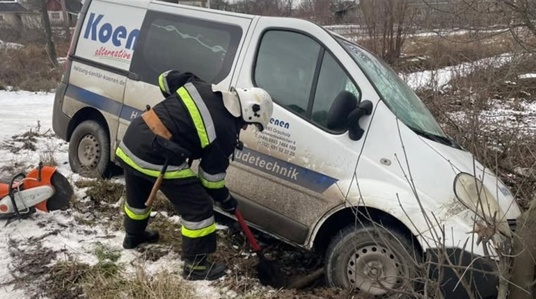 ДТП у Городку: автомобіль з'їхав у кювет