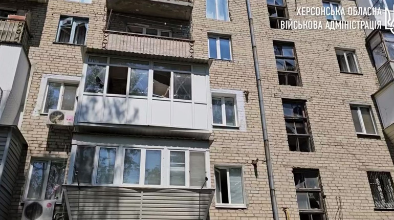 На Херсонщині російські терористи поцілили у житлові будинки та сільгосппідприємство