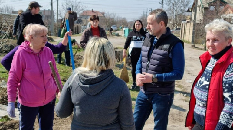 В Херсоні попри заблокованість міста росіянами відбулась толока: її відвідав Ігор Колихаєв
