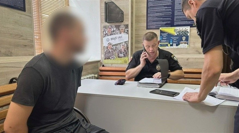 Інцидент з поліцією і стрілянина біля Привозу в Одесі: натовп хотів допомогти втекти порушнику
