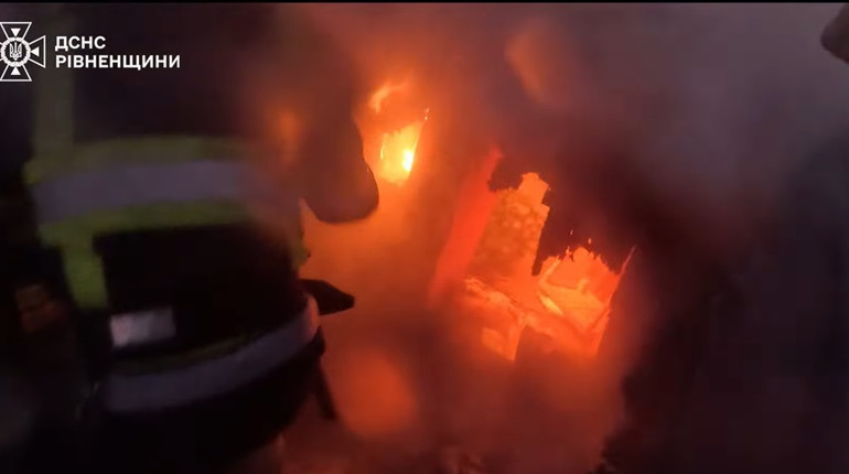 У Сарнах горіли два житлові будинки: що відомо