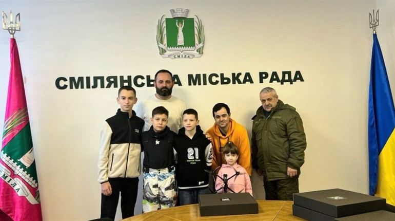 Юні сміляни назбирали кошти на обладнання для українських військових