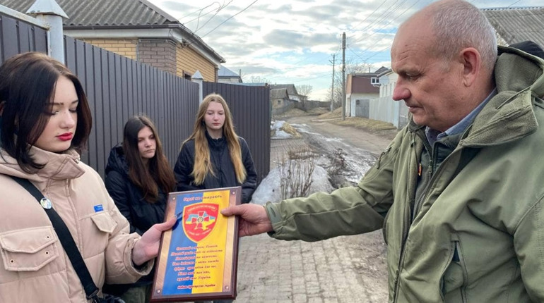 Побратими полеглих воїнів із Глухівщини вручили їхнім родинам пам'ятні знаки
