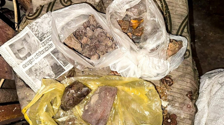 Зберігав вдома бурштин: жителя Дубровиччини судитимуть за чотири кілограми каміння