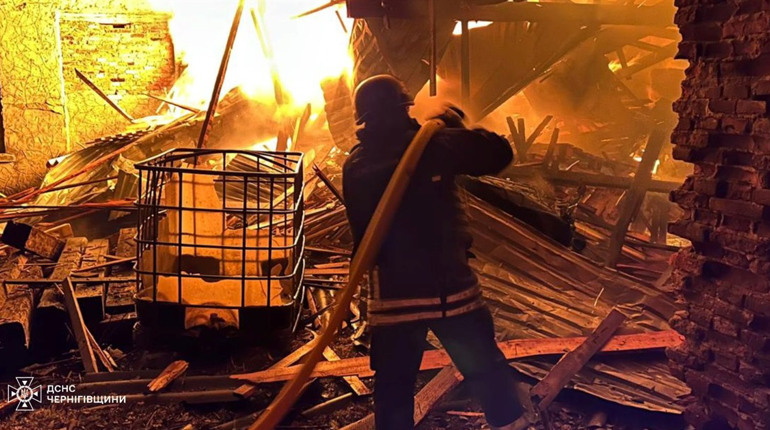 Чернігівщину знову атакували дрони: пожежа на підприємстві та десятки обстрілів