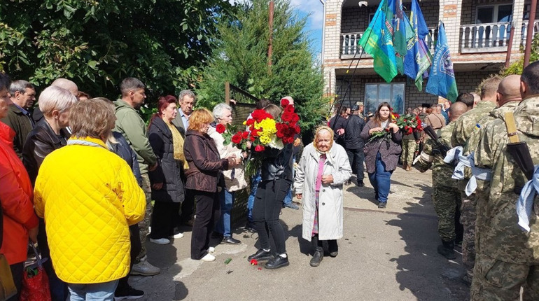 Війна забирає кращих: Первомайщина попрощалася із командиром взводу Костянтином Василенком