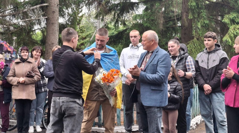 У рідне село на Дубровиччину повернувся звільнений з полону 37-річний захисник
